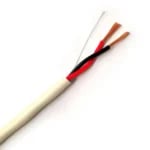 כבל רמקול 16AWG מנחושת לבן המיועד לרמקולים, הכולל ארבעה חוטים פנימיים חשופים: שני חוטי רמקולים נחושת, חוט אדום אחד וחוט שחור אחד.