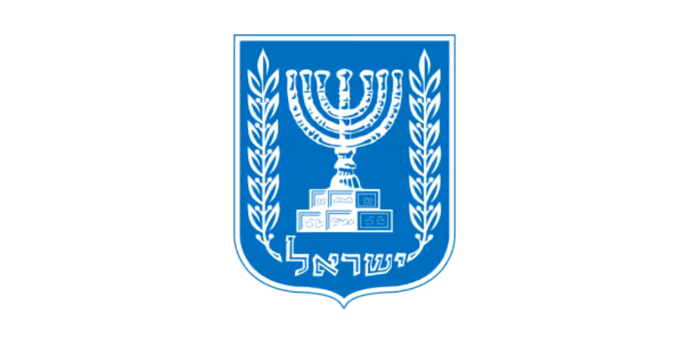סמל כחול לבן ובו חנוכייה שלצידה ענפי זית עם טקסט בעברית למטה.
