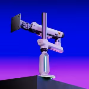 זרוע למסכי מחשב גדולים ומסכי גיימינג בגודל 32"-60" בצבע כחול בהיר מוצבת על קצה פלטפורמה שחורה, על רקע מעבר צבעים כחול וסגול.